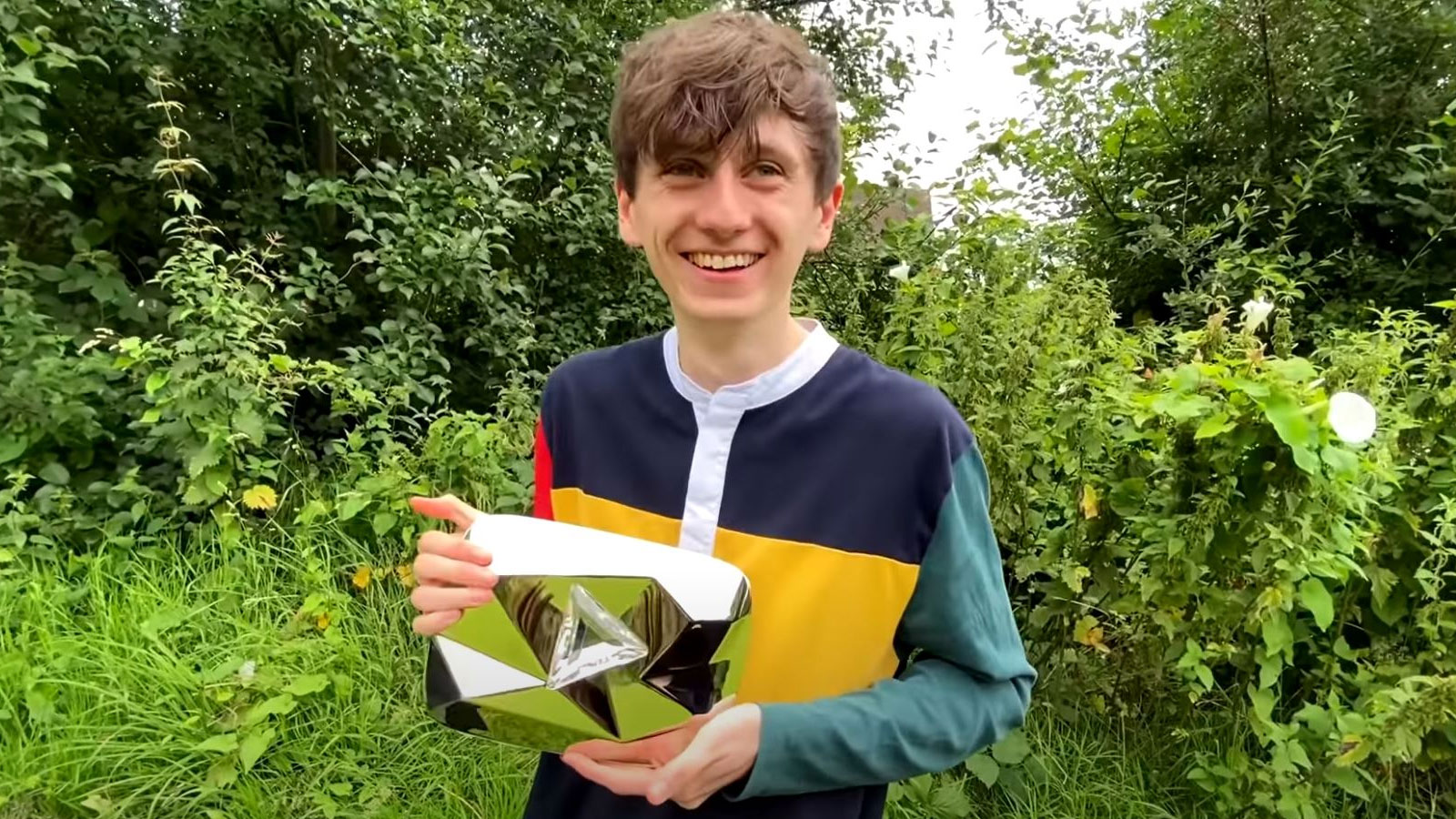 Trophée 100 Millions D abonnés Youtube Il trompe YouTube et se fait envoyer le trophée Diamant des 10M abonnés -  Dexerto